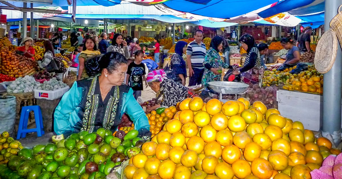 De kleurrijke fruitmarkt in Berastagi, Sumatra