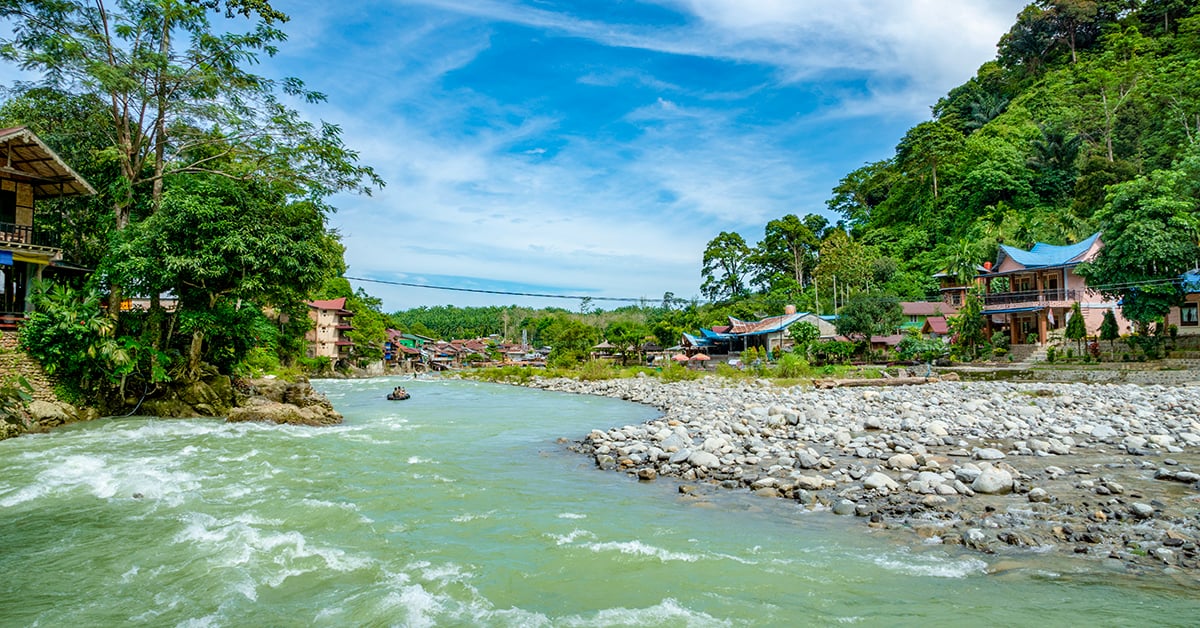 Bukit Lawang gelegen aan de rivier op Sumatra