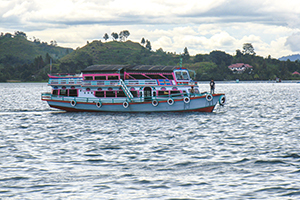 De ferry van Samosir naar Parapat over het Tobameer op Sumatra
