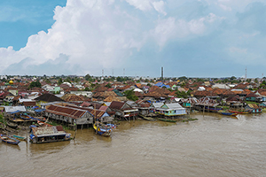 De huizen langs de Musi rivier in Palembang, Rondreis Zuid-Sumatra