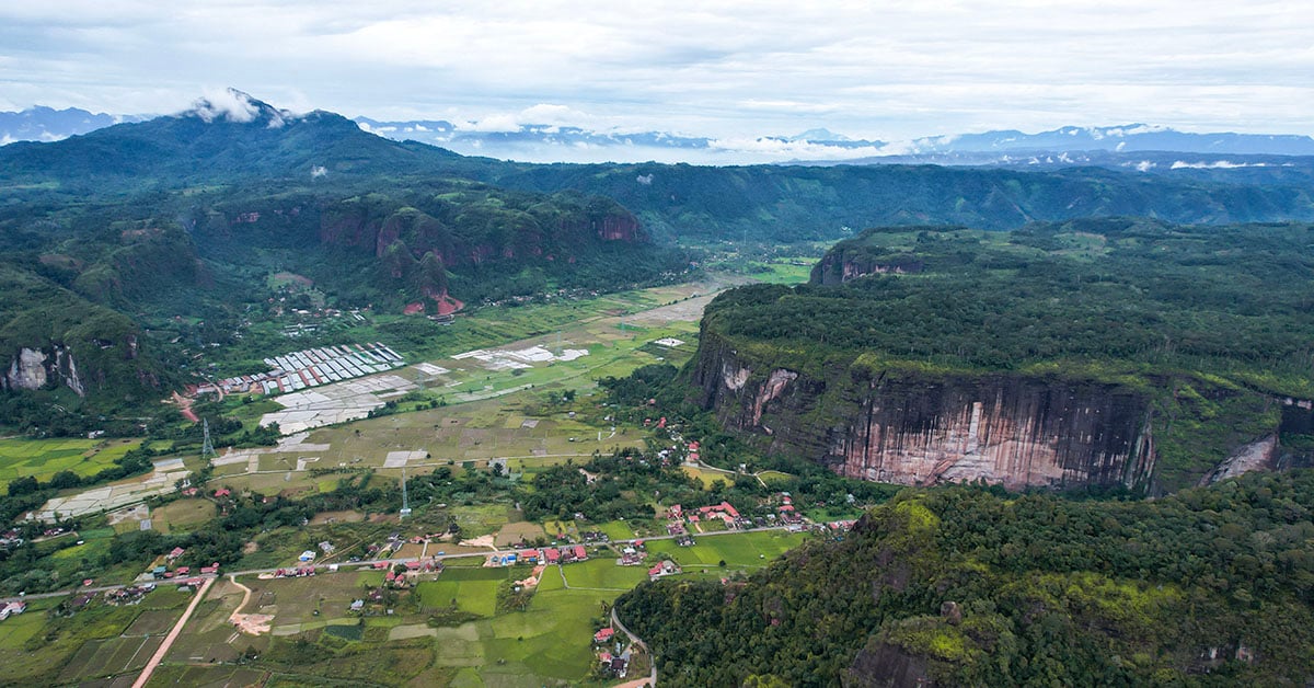 Luchtfoto van het indrukwekkende landschap van de Harau vallei op Sumatra