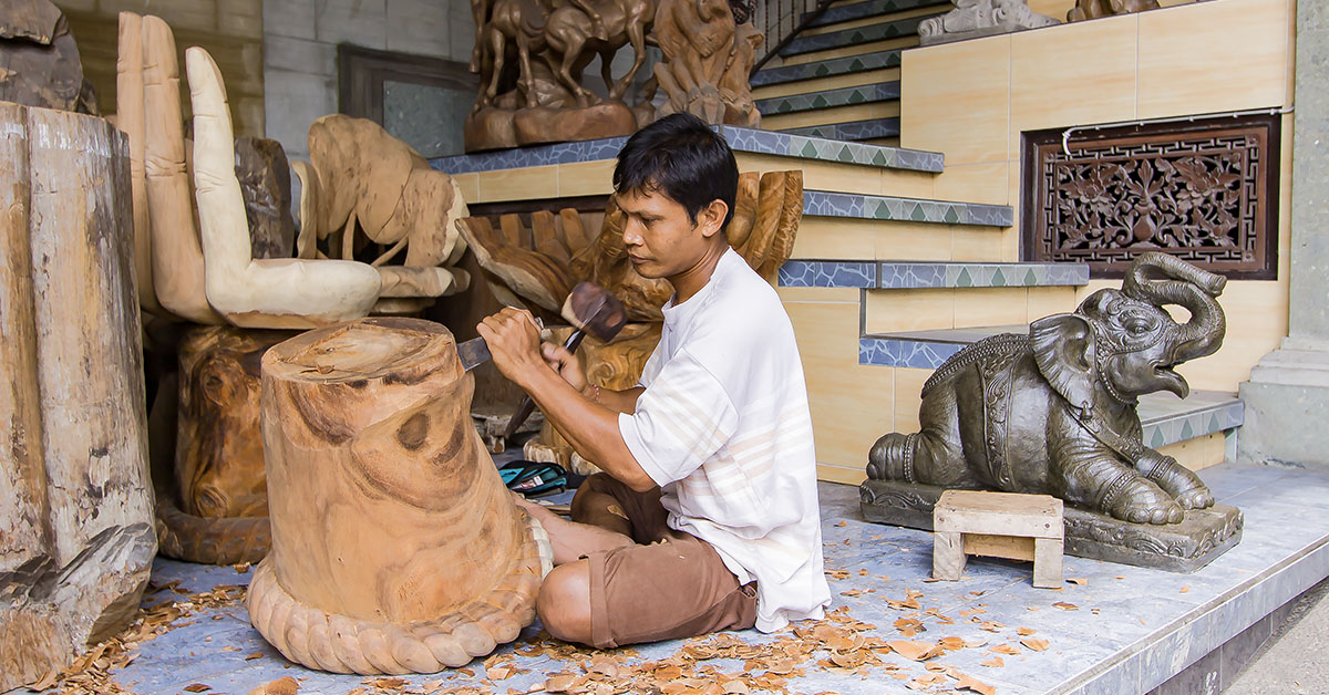 Balinese kunstenaar maakt houtsnijwerk in een atelier in Ubud