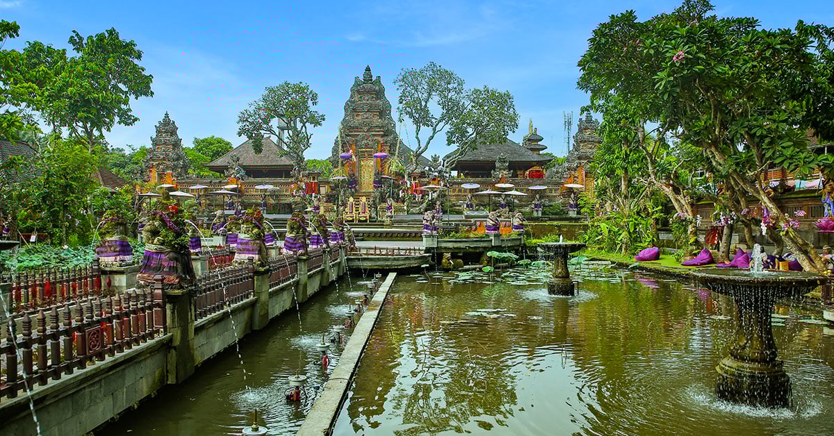 Pura Taman Saraswati tempel in Ubud met lotusvijver en traditionele Balinese architectuur