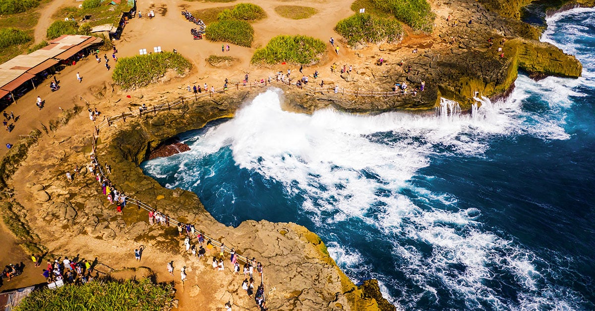 Devil’s Tears op Nusa Lembongan waar grote golven tegen de rotskust slaan en bezoekers toekijken
