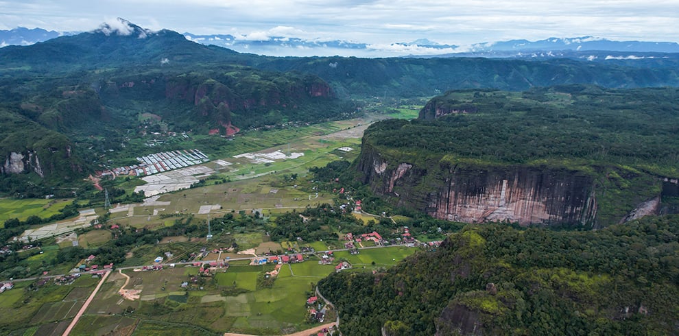 Luchtfoto van het prachtige landschap in de Harau vallei, Rondreis Sumatra 3 weken