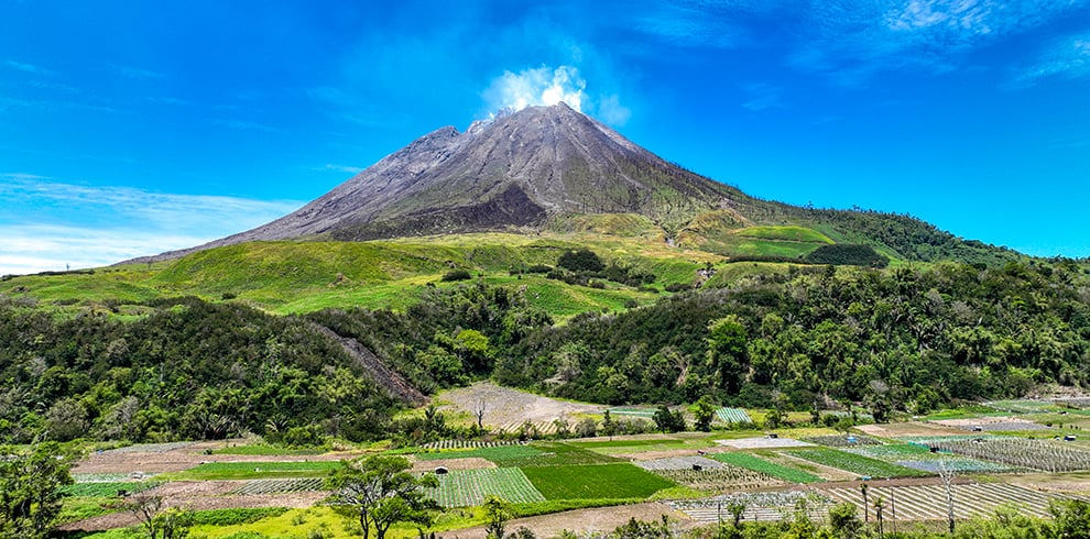 Zicht op Mount Sinabung op Sumatra, Indonesie