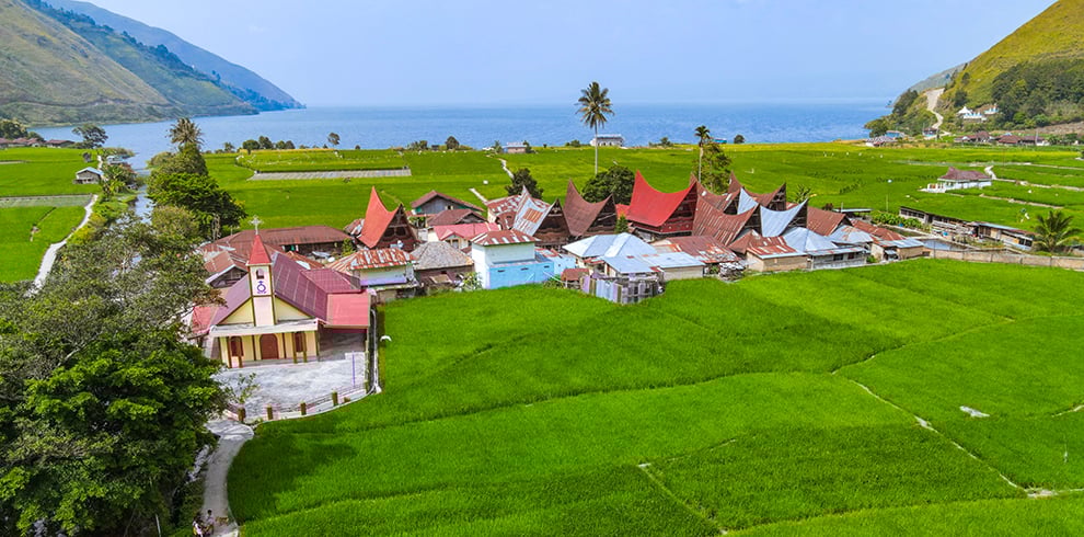Luchtfoto van Bonan Dolok village met rijstvelden op Samosir Island, Lake Toba