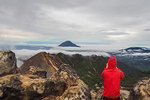 Man op de top van Mount Sibayak op Sumatra, Indonesie
