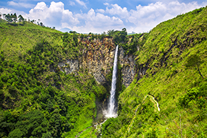 Zicht op de Sipiso-piso waterval op Sumatra, Indonesie