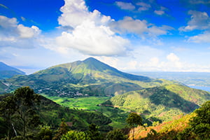 Zicht op Mount Pusuk Buhit op Sumatra