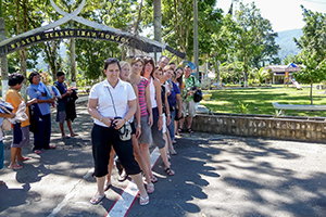 Het Evenaar monument in Bonjol Village op Sumatra