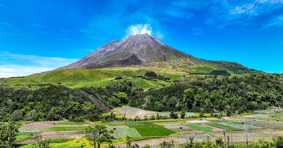 Sumatra natuur – uitzicht op de Mount Sinabung vulkaan bij Berastagi