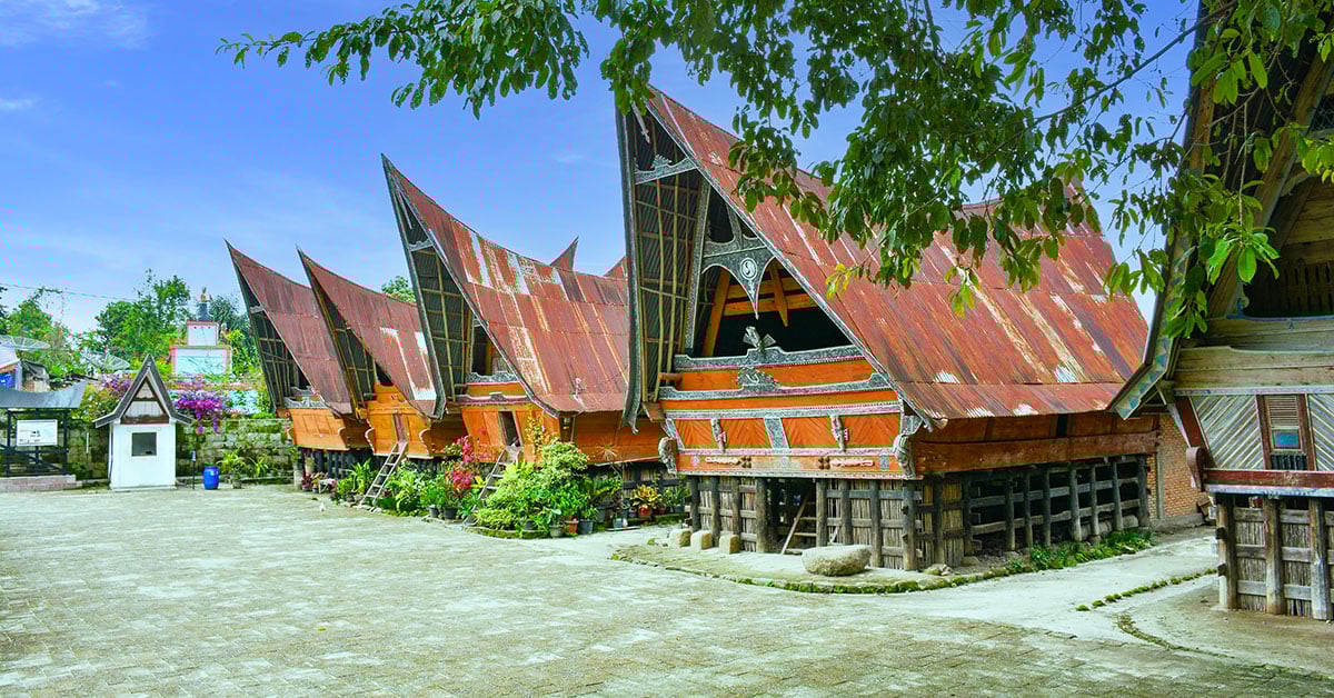 Sumatra cultuur – traditionele Batak huizen op Samosir bij Lake Toba