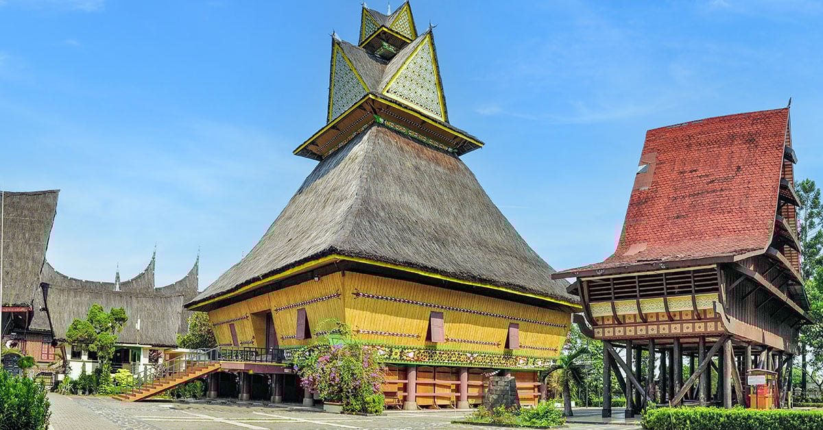 Traditionele huizen op Sumatra met karakteristieke lokale architectuur