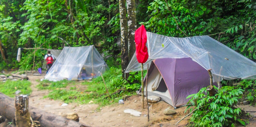 Overnachten in een tent in het Gungung Leuser Nationaal Park op Sumatra
