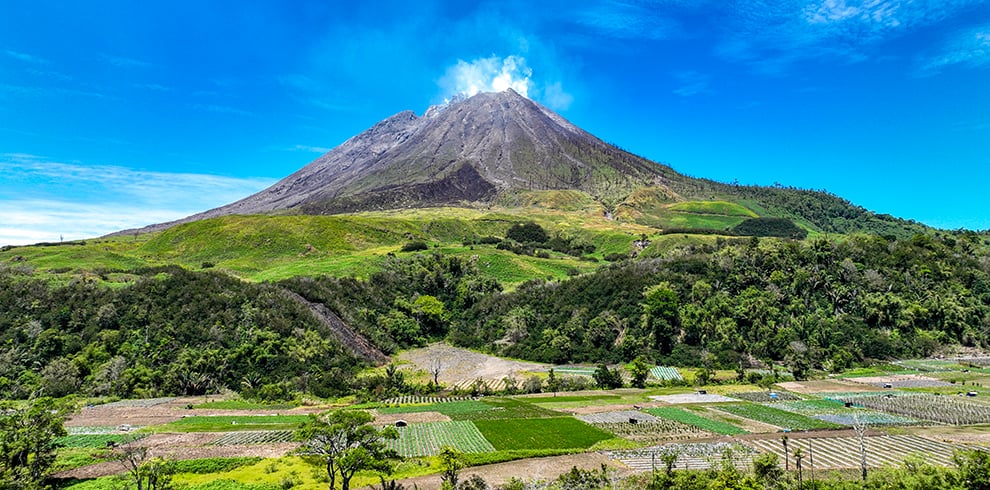 Zicht op Mount Sinabung op Sumatra