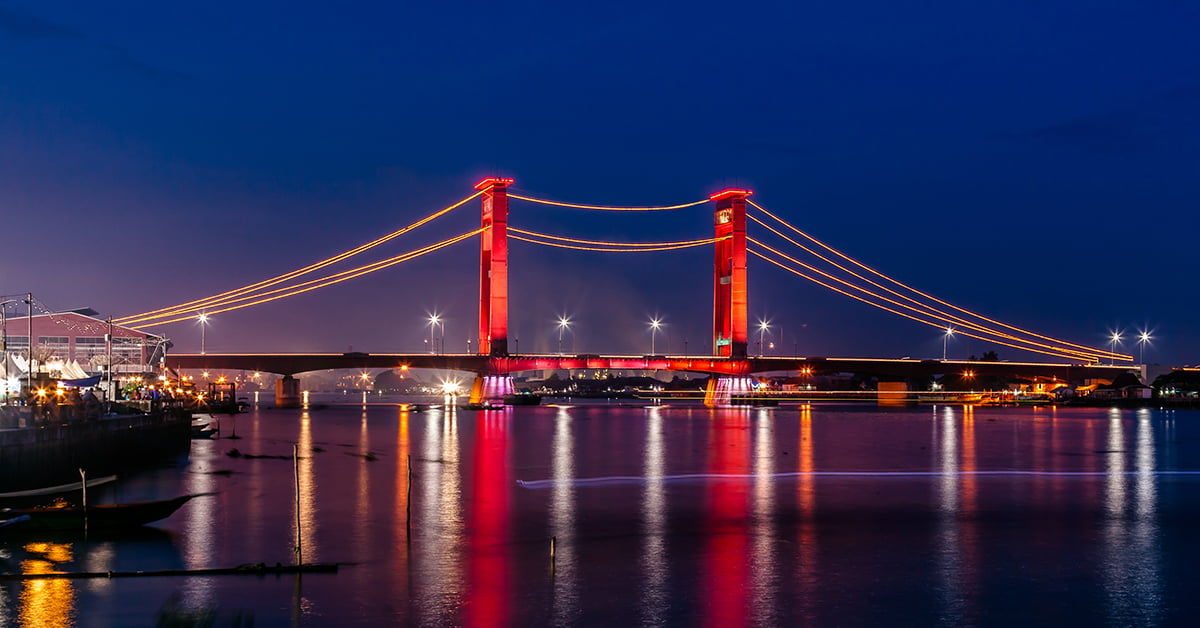 De iconische Ampera-brug in Palembang, Zuid-Sumatra