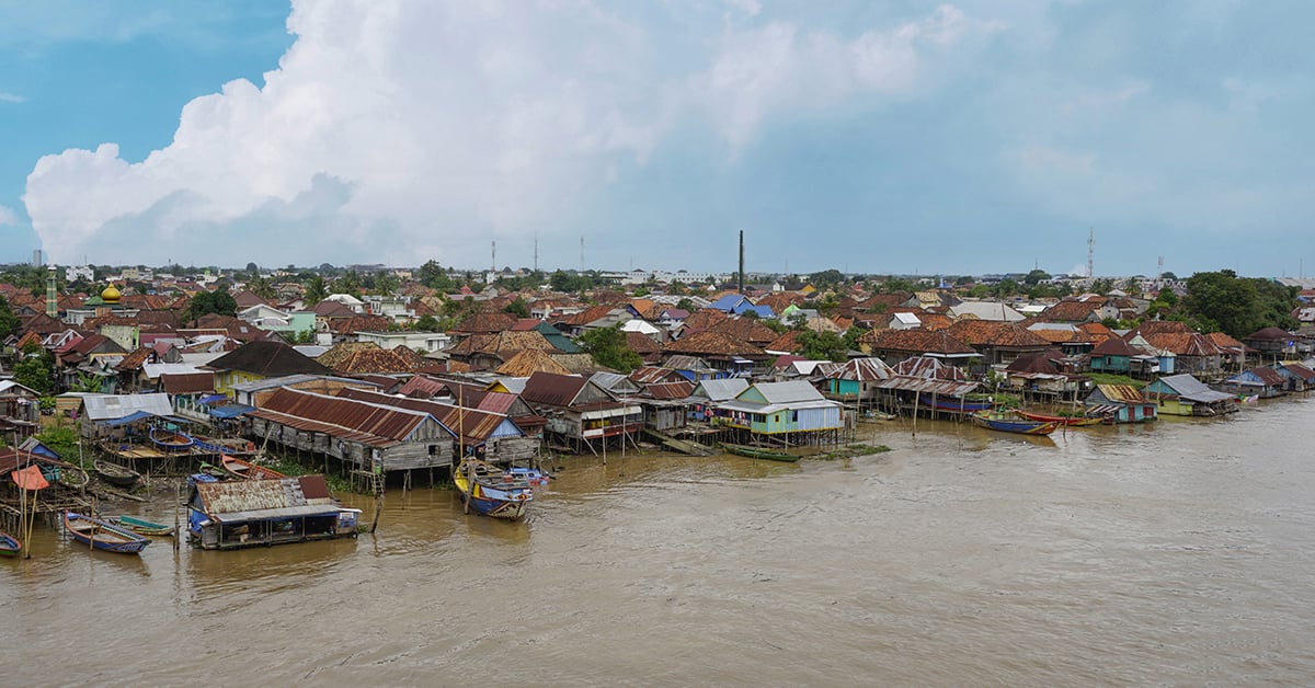 De Musi-rivier in Palembang, Zuid-Sumatra