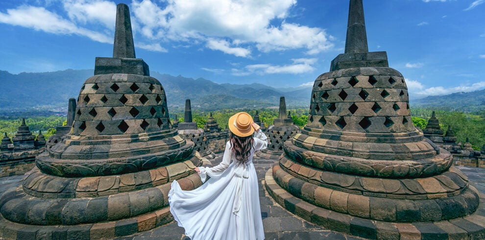 Toerist bij de Borobudur tempel in Java