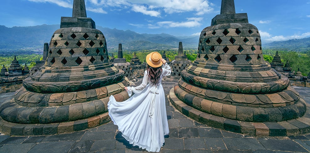 Toerist bij de Borobudur tempel in Java