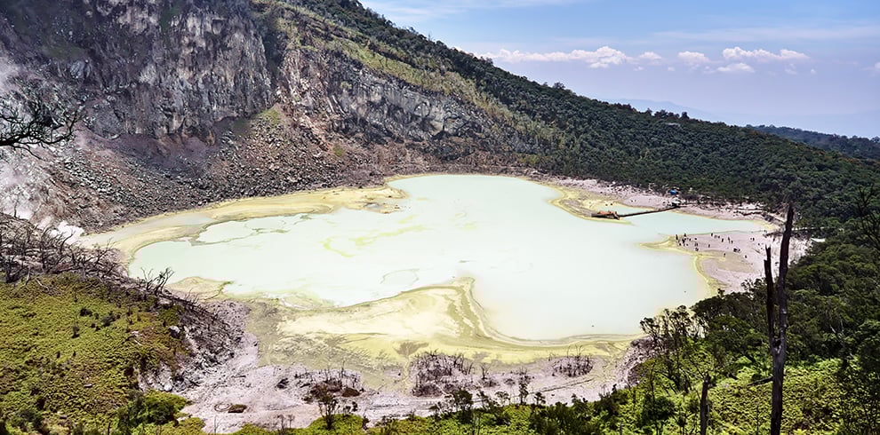 De vulkanische krater Kawah Putih in de regio Ciwidey bij Bandung, Java