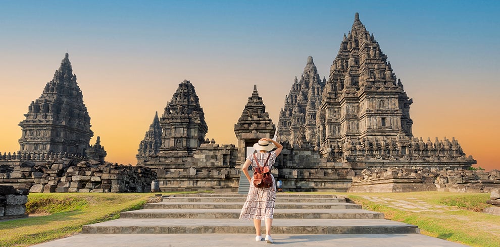 Toerist bezoekt de Prambanan tempel bij Yogyakarta, Java