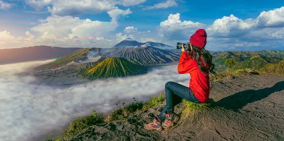 Toerist maakt foto's van de vulkaan Mount Bromo in Oost-Java, Indonesie