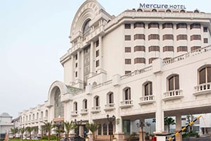 De buitenkant van het Mercure Jakarta Batavia