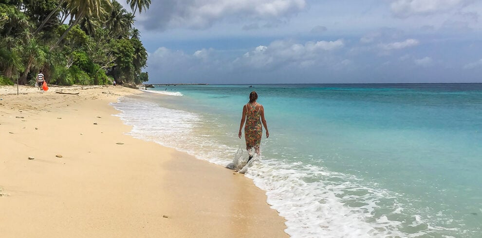 Vrouw loopt over het strand op Pulau Weh, Sumatra