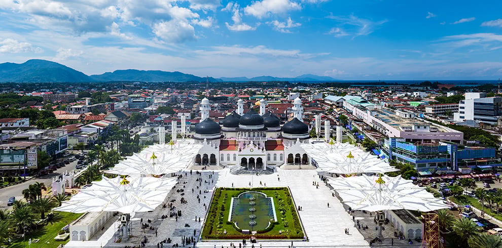 De Mesjid Raya Baiturrahman in Banda Aceh op Sumatra