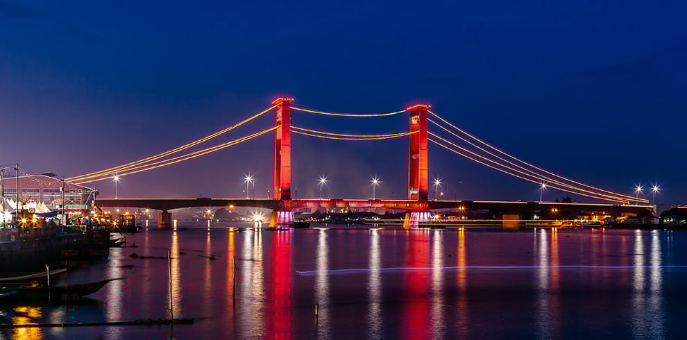 De iconische Ampera-brug in Palembang, Zuid-Sumatra