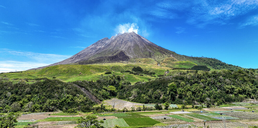 Zicht op de vulkaan Mount Sinabung op Sumatra
