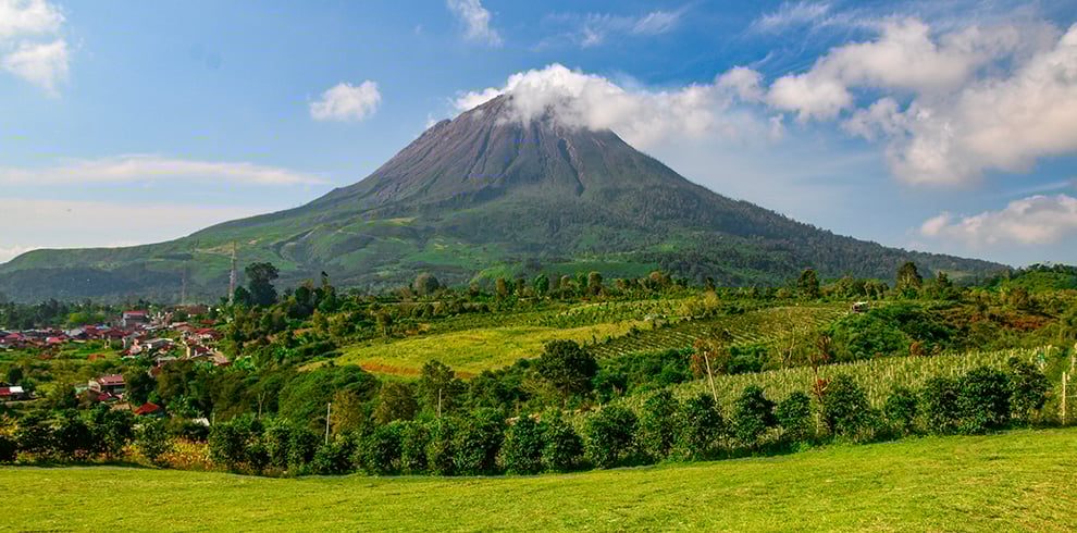 Zicht op de vulkaan Mount Sinabung op Sumatra