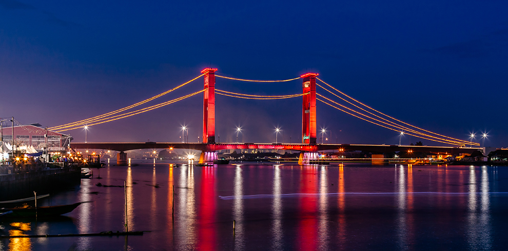 De iconische Ampera-brug in de avond, Palembang
