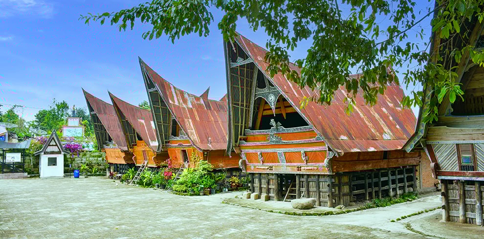 Traditionele huizen op Samosir Island in het Tobameer, Sumatra