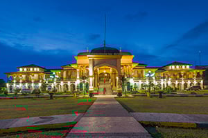 Het Mainum paleis in Medan in de avonduren