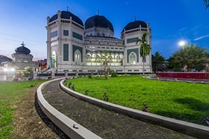 De Masjid Raya Al-Mashun in Medan op Sumatra