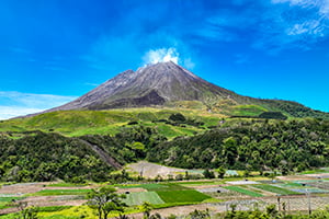 Prachtig uitzicht op Mount Sinaburg op Sumatra