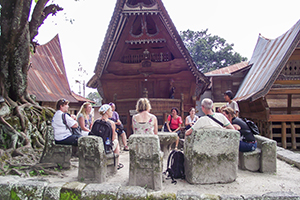 De oude stenen stoelen in het traditionele dorp Ambarita op Sumatra