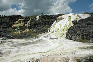 Het indrukwekkende landschap van de Sipoholon Hot Springs op Sumatra