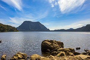 Panorama van Lake Gunung Tujuh in Kerinci, West-Sumatra