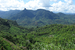 Het bergachtige landschap rond Kerinci onderweg naar Bangko, Sumatra