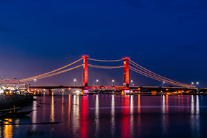De iconische Ampera-brug in Palembang, Zuid-Sumatra