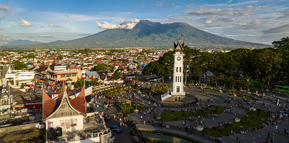 Luchtfoto de Clock Tower in Bukittinggi