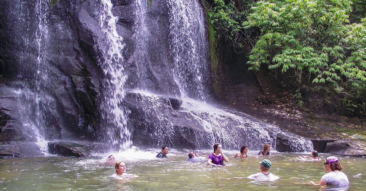 Zwemmen en relaxen bij de Buluh waterval in Tangkahan, Sumatra