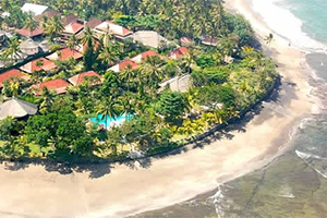 Luchtfoto van het Puri Dajuma Beach Eco Resort in Pekutatan, Negara