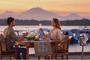 Romantisch diner bij het Mimpi Resort Menjangan in Banyuwedang, Bali