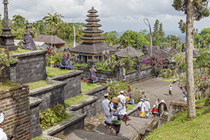 Gelovigen lopen door de Besakih tempel op Bali