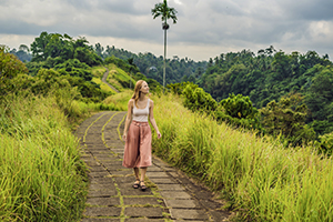 Vrouw wandelt over de Campuhan Ridge Walk in Ubud, Bali