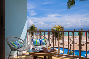 Het balkon van een beach front view room in het Mahagiri Resort op Nusa Lembongan